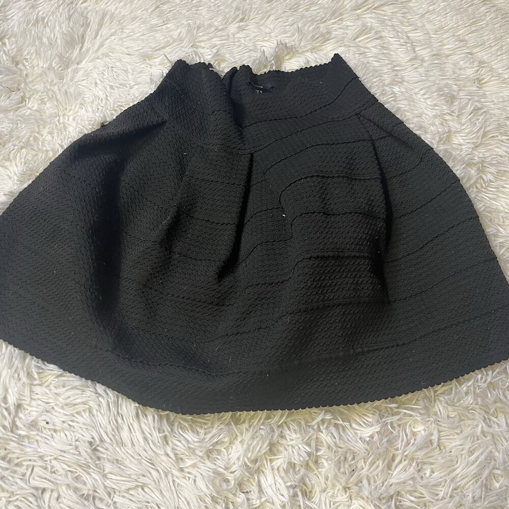 H&M Women's Size XS Black Box Pleated Textured Skirt Polyester Blend Stretch